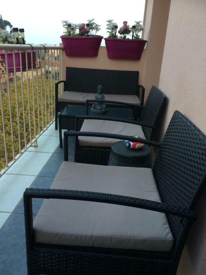 Chambre Dans Guest House Borrigo مينتون المظهر الخارجي الصورة